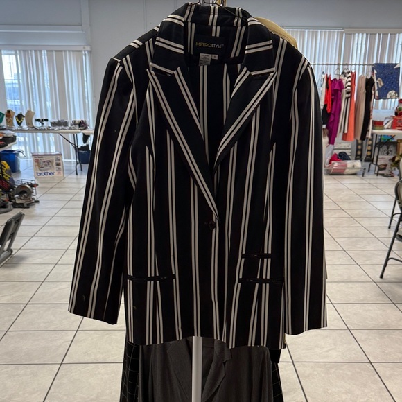 Metrostyle Women's Striped Blazer - Black and White - Picture 1 of 2